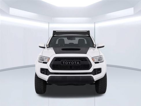 Used 2017 Toyota Tacoma TRD Off-Road AWD/4WD image 6