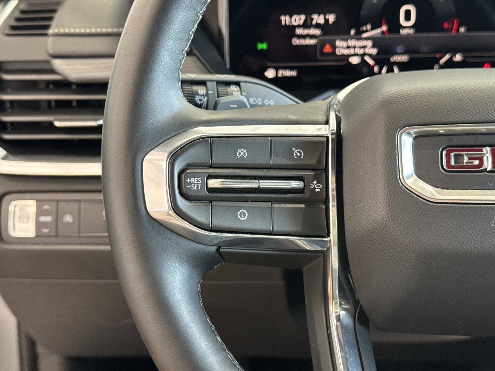 Used 2026 GMC Acadia Elevation w/ Elevation Premium Package FWD image 20
