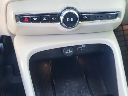 Certified 2023 Volvo XC40 B5 Plus w/ Protection Package Premier image 20