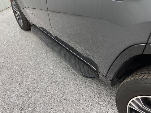 Used 2025 Jeep Wagoneer 4WD w/ Convenience Group I image 9