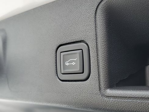 Used 2023 GMC Terrain SLE w/ Driver Convenience Package image 11