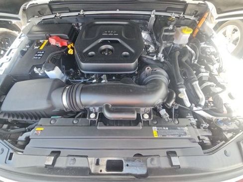 Used 2025 Jeep Wrangler Unlimited Sahara AWD/4WD image 17