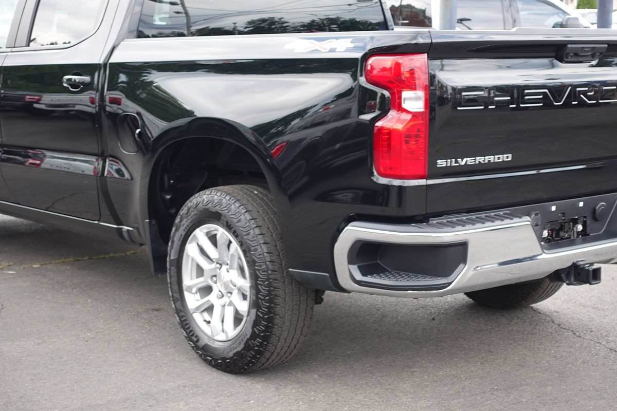 Used 2024 Chevrolet Silverado 1500 LT AWD/4WD image 9
