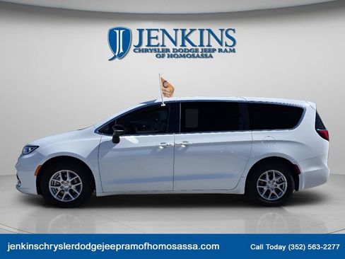 Used 2024 Chrysler Pacifica Touring-L image 3