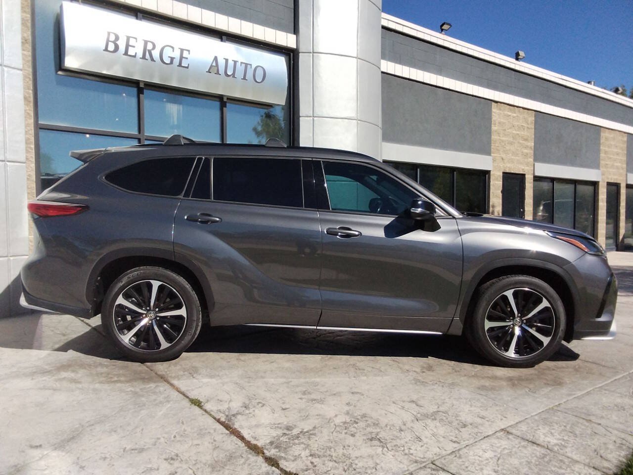 Used 2021 Toyota Highlander XSE FWD image 6