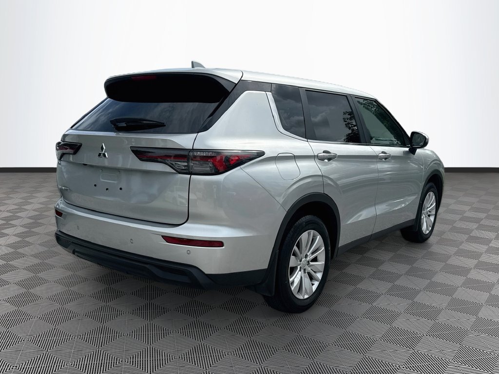 Used 2025 Mitsubishi Outlander ES FWD image 6