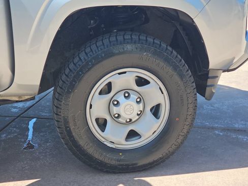 Used 2022 Toyota Tacoma SR AWD/4WD image 38