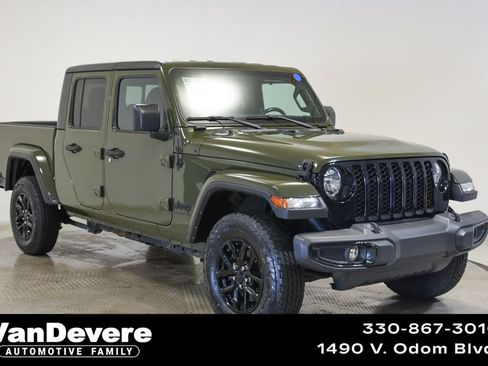 Used 2022 Jeep Gladiator Sport AWD/4WD image 1