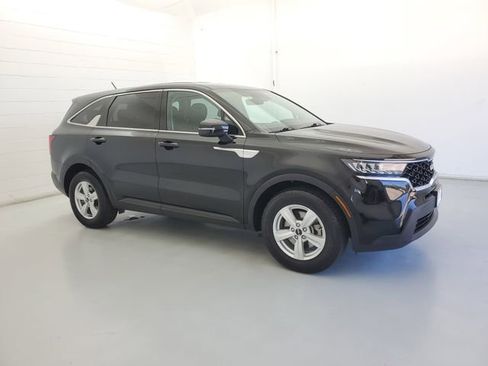 Used 2022 Kia Sorento LX image 4