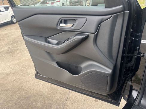 Used 2025 Nissan Rogue SV FWD image 18