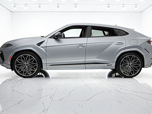 Used 2026 Lamborghini Urus SE AWD/4WD image 3