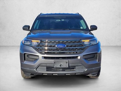 Used 2022 Ford Explorer XLT image 2