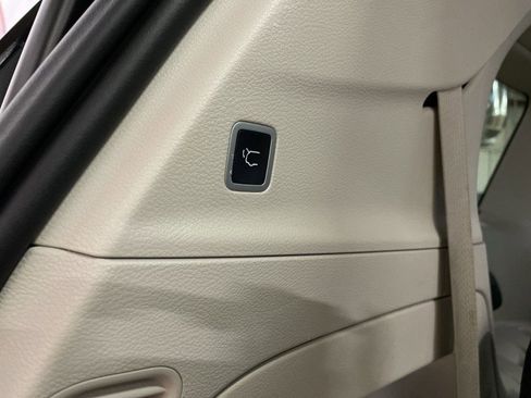 Used 2024 Chrysler Pacifica Touring-L image 27