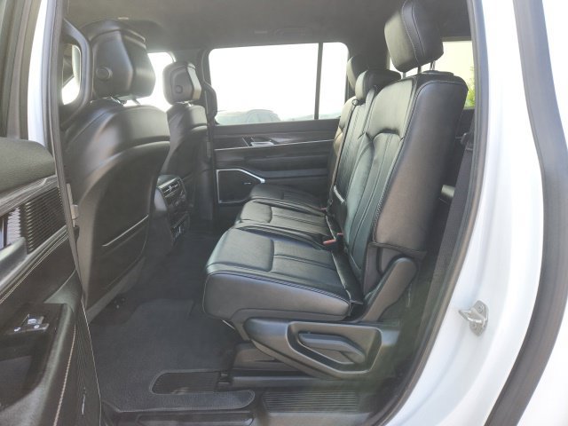 Used 2024 Jeep Wagoneer L Series II w/ Flexible Seating Group AWD/4WD image 21