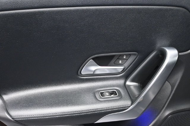Used 2020 Mercedes-Benz CLA 250 w/ Premium Package image 8
