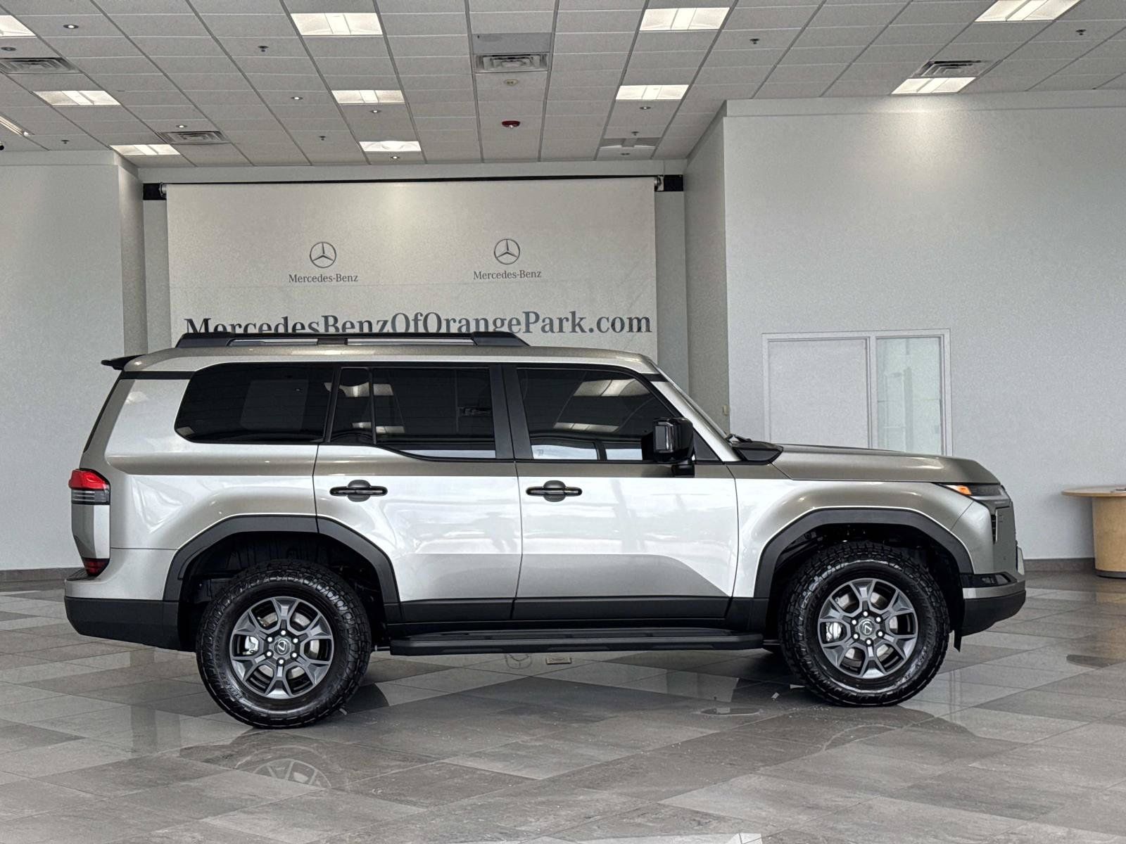 Used 2024 Lexus GX 550 AWD/4WD image 3
