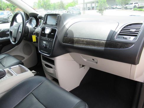 Used 2015 Chrysler Town & Country Touring FWD image 11