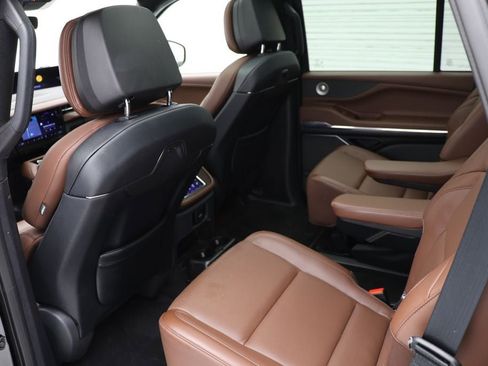 Used 2025 Lincoln Navigator Reserve AWD/4WD image 11