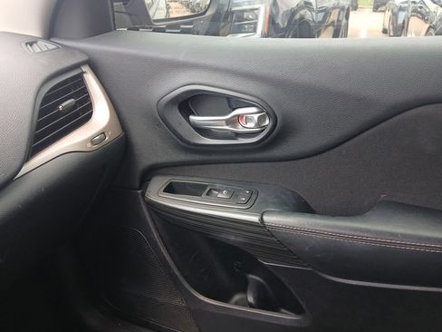 Used 2016 Jeep Cherokee Sport FWD image 15