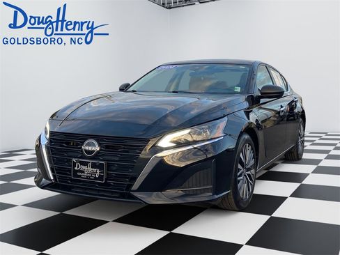 Used 2024 Nissan Altima 2.5 SV image 1