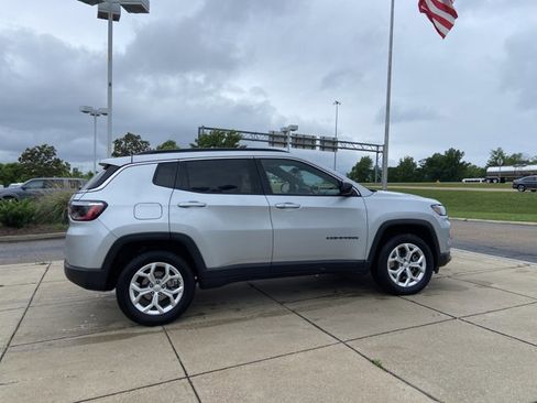Used 2024 Jeep Compass Latitude AWD/4WD image 12