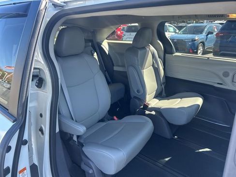 Used 2021 Toyota Sienna XLE image 19