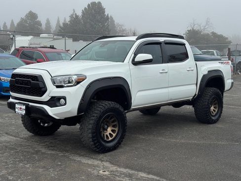 Used 2020 Toyota Tacoma TRD Off-Road image 1