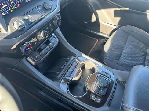 Used 2023 GMC Acadia AT4 image 27