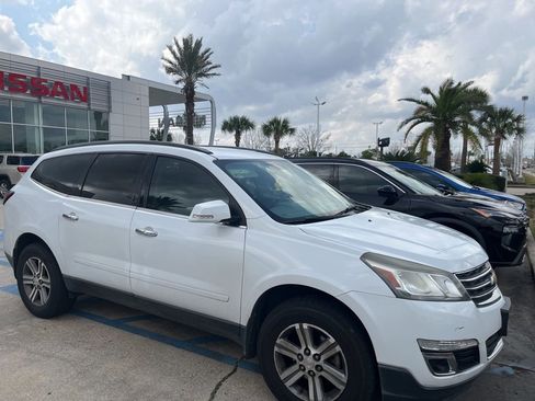 Used 2017 Chevrolet Traverse LT image 9