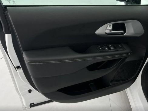 Certified 2024 Chrysler Pacifica Touring-L image 5