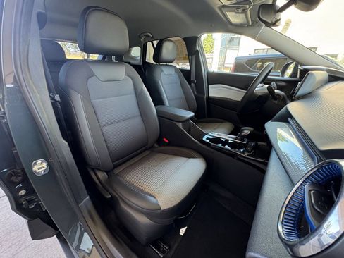 Used 2025 Chevrolet Trax LT FWD image 36