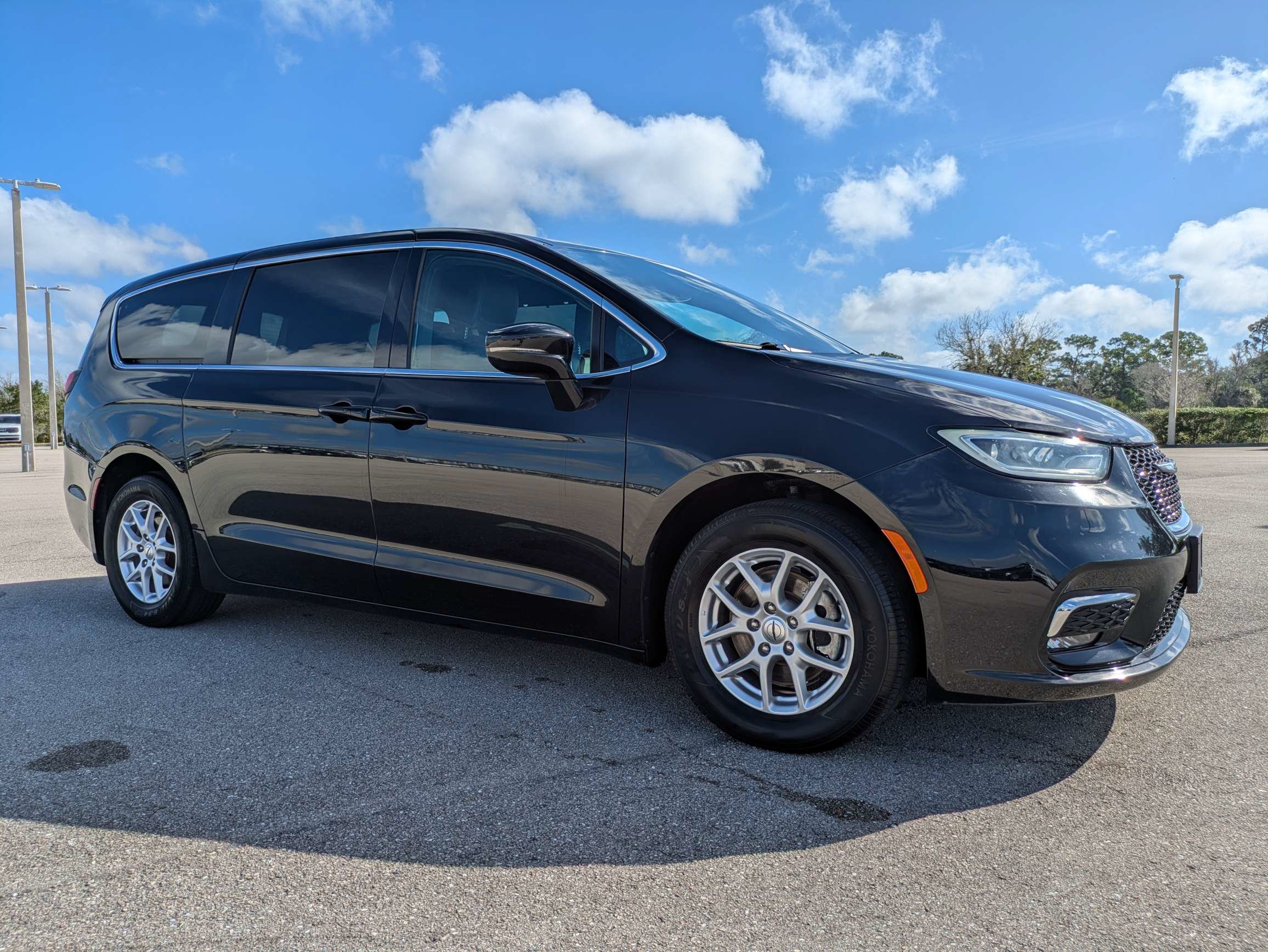 Used 2025 Chrysler Pacifica Select FWD image 2