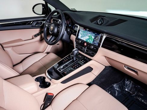 Certified 2025 Porsche Macan image 14