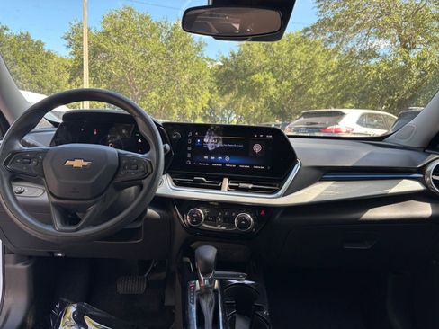 Used 2025 Chevrolet Trax LT image 32