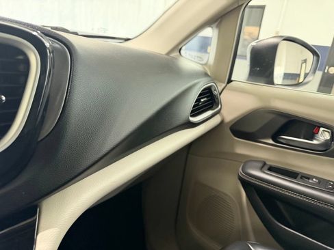 Used 2023 Chrysler Pacifica Touring-L FWD image 21