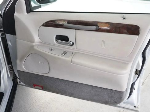 Used 1998 Lincoln Town Car Executive RWD image 15