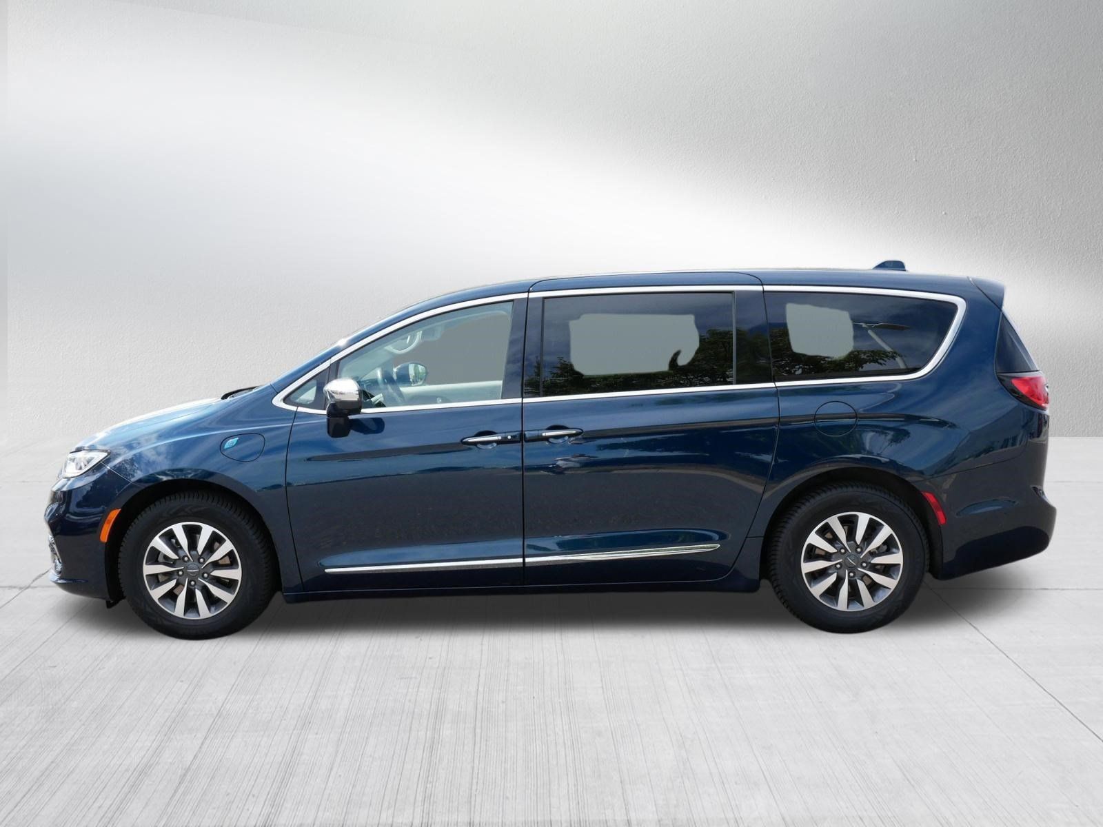 Used 2022 Chrysler Pacifica Limited w/ Uconnect Theater Family Group FWD image 4
