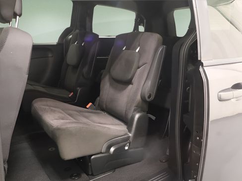 Used 2018 Dodge Grand Caravan SE FWD image 12