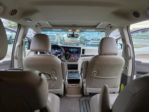 Used 2015 Toyota Sienna XLE image 16