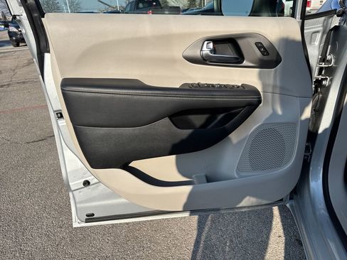 Certified 2023 Chrysler Pacifica Touring-L image 12