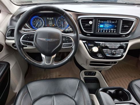 Used 2018 Chrysler Pacifica Touring-L image 12