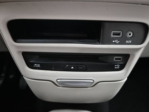 Used 2018 Chrysler Pacifica Limited w/ Advanced Safetytec Group FWD image 18