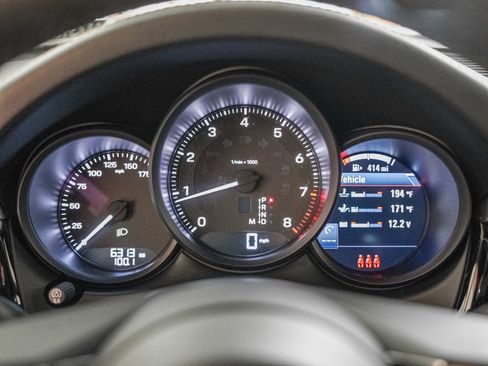 Certified 2025 Porsche Macan image 18