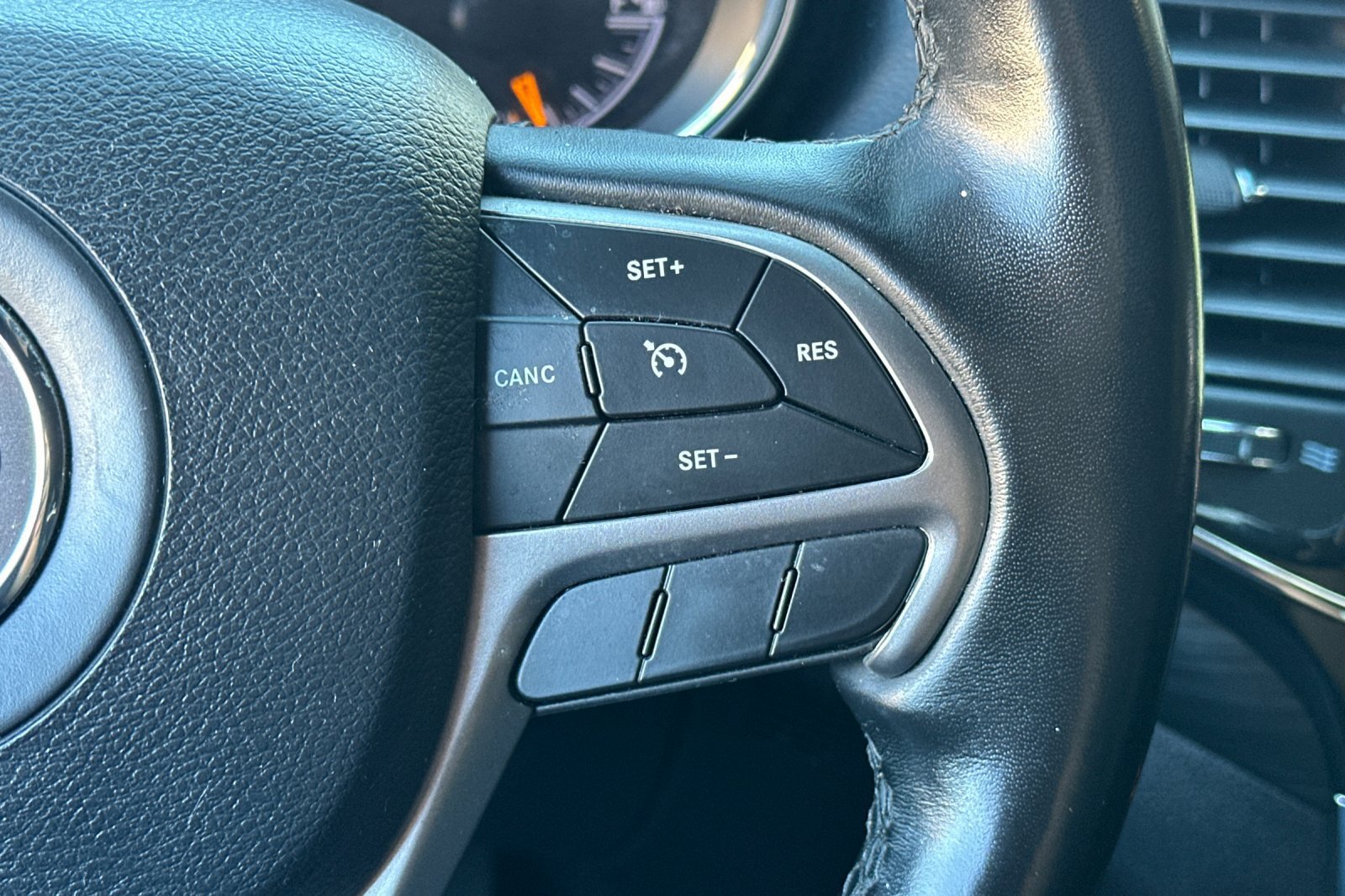 Used 2020 Jeep Grand Cherokee Altitude AWD/4WD image 31