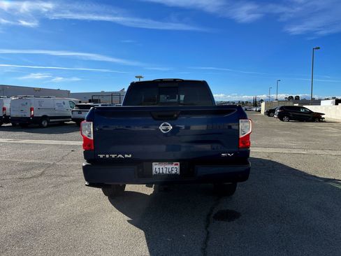 Used 2021 Nissan Titan SV w/ SV Convenience Package image 6