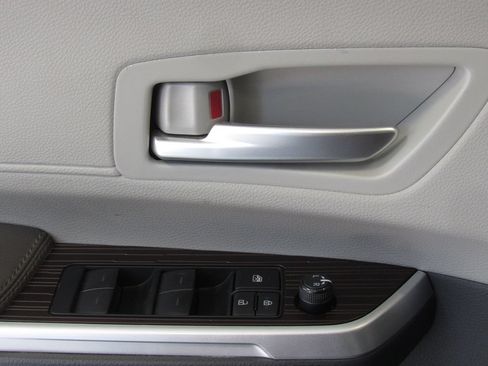 Used 2024 Toyota Sienna XLE FWD image 37