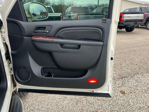 Used 2010 Cadillac Escalade Luxury image 21