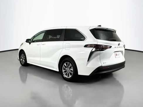 Certified 2025 Toyota Sienna LE FWD image 5