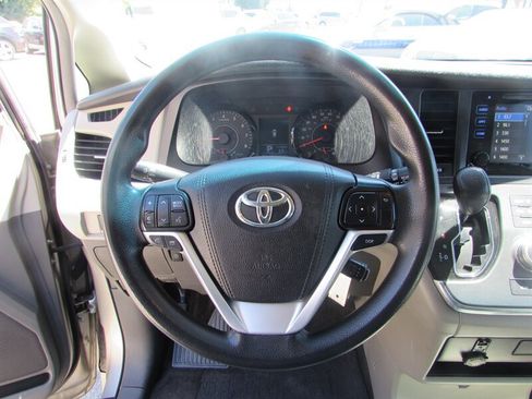 Used 2017 Toyota Sienna LE FWD image 12