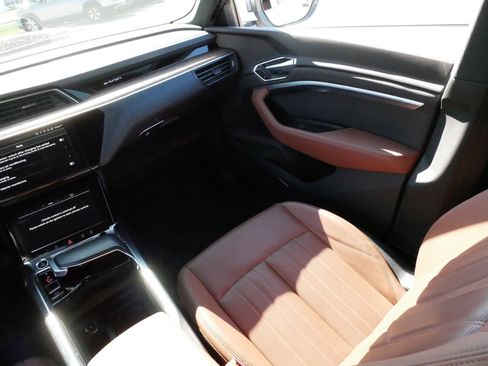 Used 2021 Audi e-tron Premium Plus w/ Premium Plus Package AWD/4WD image 11
